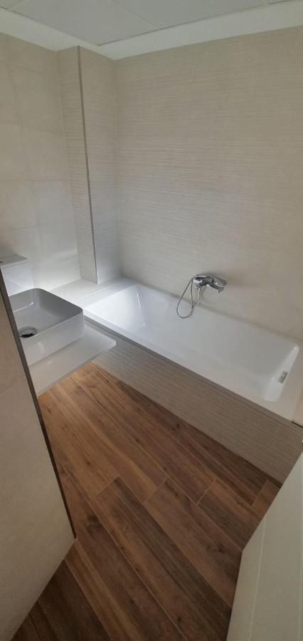 Beautiful Apartment In Third Line Beach Boliches 푸엔히롤라 외부 사진