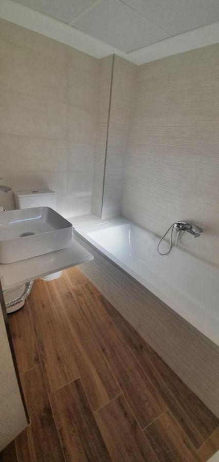 Beautiful Apartment In Third Line Beach Boliches 푸엔히롤라 외부 사진